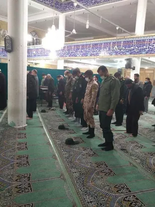 اقامه نمازجماعت در مسجد حجت اردستان توسط رزمندگان گردان 118 امام حسین علیه السلام