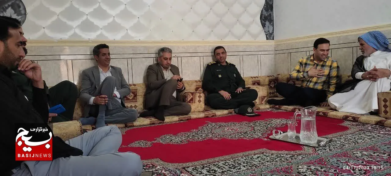 دیدار مسئول سازمان بسیج عشایر سپاه خوزستان با خانواده شهدا