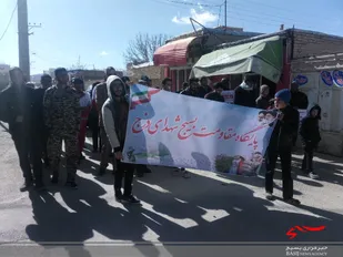 راهپیمایی مردم روستای دزج دهاقان در یوم الله 22 بهمن