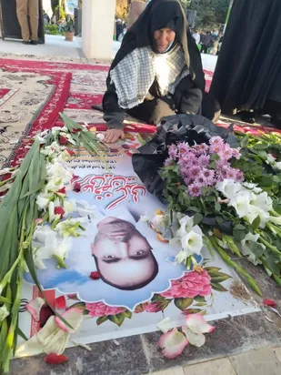 دختر شهید، مزار پدر را به آغوش کشید