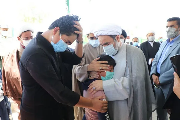 حضورنماینده ولی فقیه در سیستان‌ و بلوچستان در مراسم تشییع شهید مدافع سلامت