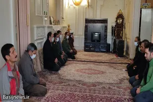 دیدار جمعی از مسئولین نهاوند با خانواده بسیجی شهید &laquo;مهدی رفیعی&raquo;