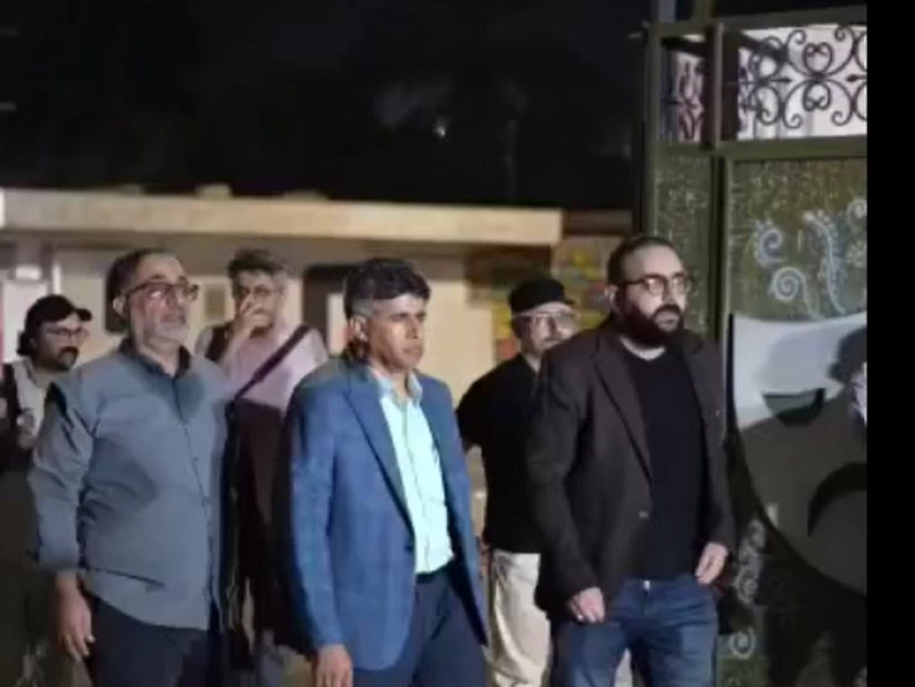 حضور اعضای دبیرخانه در شهرستان میناب و تجلیل از خانواده شهدای دانش آموز مینابی در نمایش «قبولی اسفند» به نویسندگی و کارگردانی حسن سبحانی