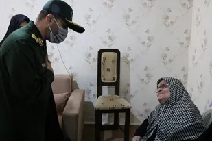 دست به سینه در مقابل مادر شهید / ادای احترام فرمانده سپاه استان البرز به مادر شهید تازه تفحص شده خسرو قادری