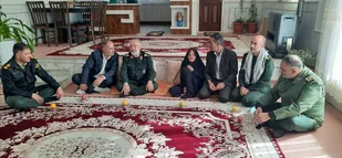 دریادار فدوی با خانواده شهیدان زالی در بویین میاندشت دیدار کرد.