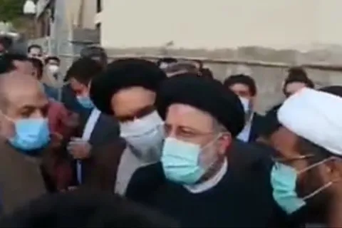 حضور آیت الله رئیسی در بین مردم سی‌سخت