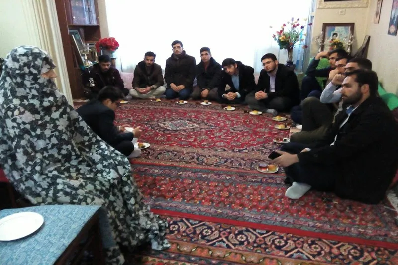 دیدار اعضای شورای قرارگاه شهید الحسینی با مادر شهید «الحسینی» در همدان