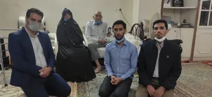 دانشجویی که هم زبان انگلیسی می خواند ، هم به حوزه می رفت.
