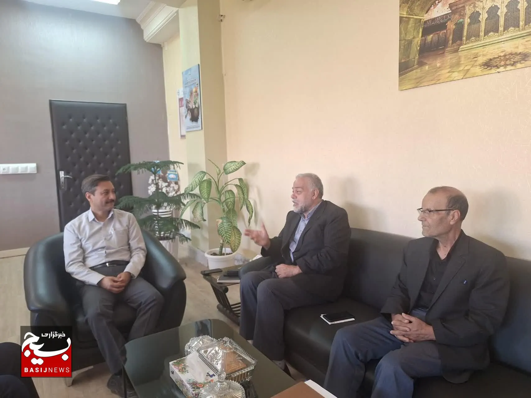 بسیج ادارات و مرکز تحقیقات ظرفیت‌های صنعت مرغداری در خراسان رضوی را بررسی کردند