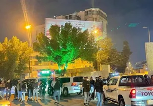 تجمع مردم عراق در مخالفت با برداشته&zwnj;شدن بنای یادبود شهید المهندس