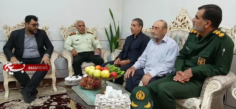 همزمان با دومین روز هفته دفاع مقدس، فرمانده سپاه ازنا به همراه فرماندار و جمعی از مسئولان شهرستان با حضور در منزل جانباز سرافراز، محمد رنجبر، از مقام و سال‌ها ایثارگری او تجلیل کردند.