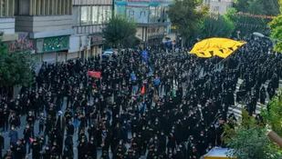 آئین یوم العباس، تجمع بزرگ عزاداران، مواکب حسینی و دسته های عزاداری