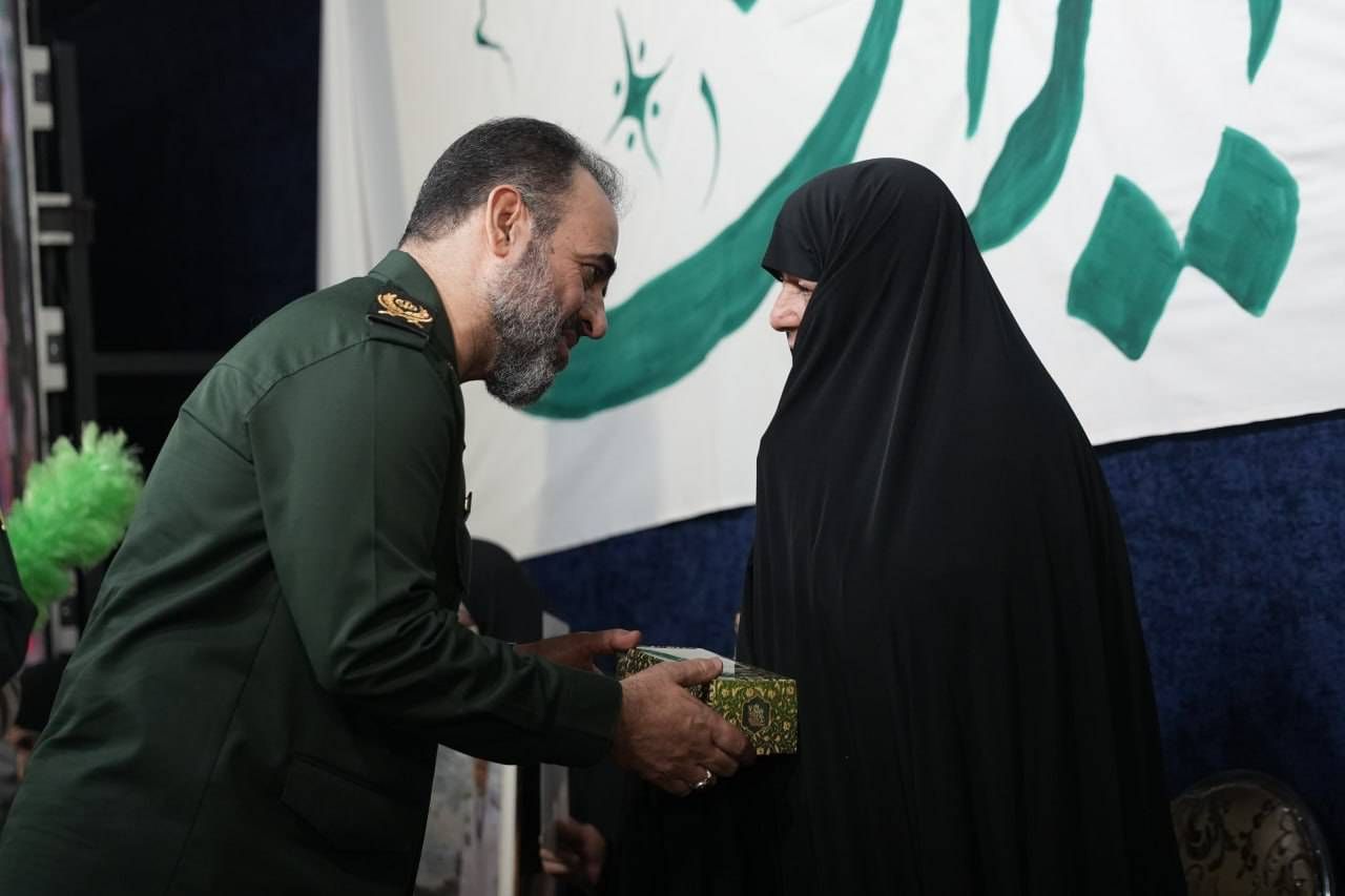 امنیتِ این سرزمین، وامدار دستانی‌ست که فرزندانشان را به راهِ ایران سپردند/  قامتِ فرماندهی که به نمایندگی از مردم ایران، پیشِ مادران شهدا خم شد