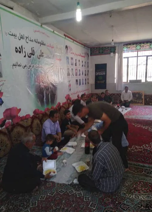 ۷۵ پرس غذای گرم توسط حوزه شهید حق نظری آسمان آباد در بین مردم و محرومین توزیع شد.