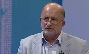 مدیران با حقوق های نجومی در پی سست کردن پایه های نظام اسلامی هستند