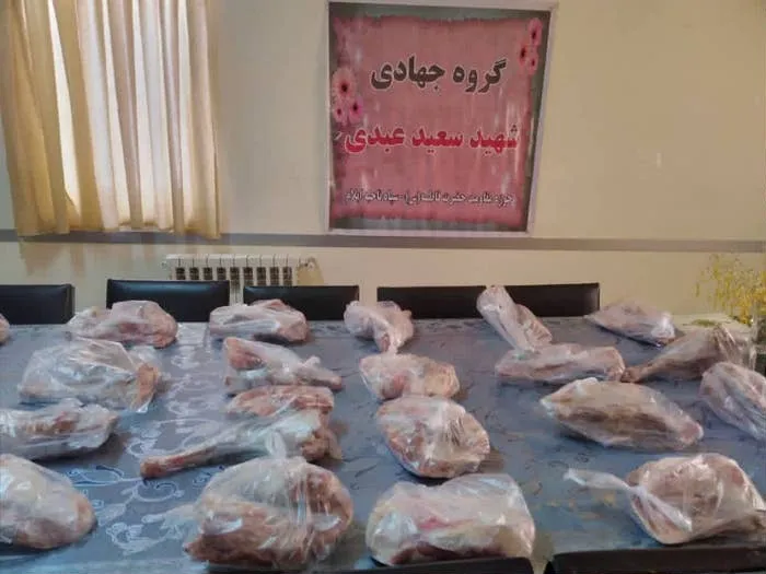 توزیع 50 کیلو گوشت بین نیازمندان در راستای تداوم کمکهای مؤمنانه
