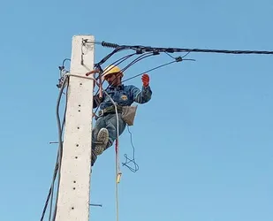 شبکه فشارضعیف سیمی ۱۶ روستای شهرستان شاهرود به کابل خودنگهدار تبدیل می&zwnj;شود