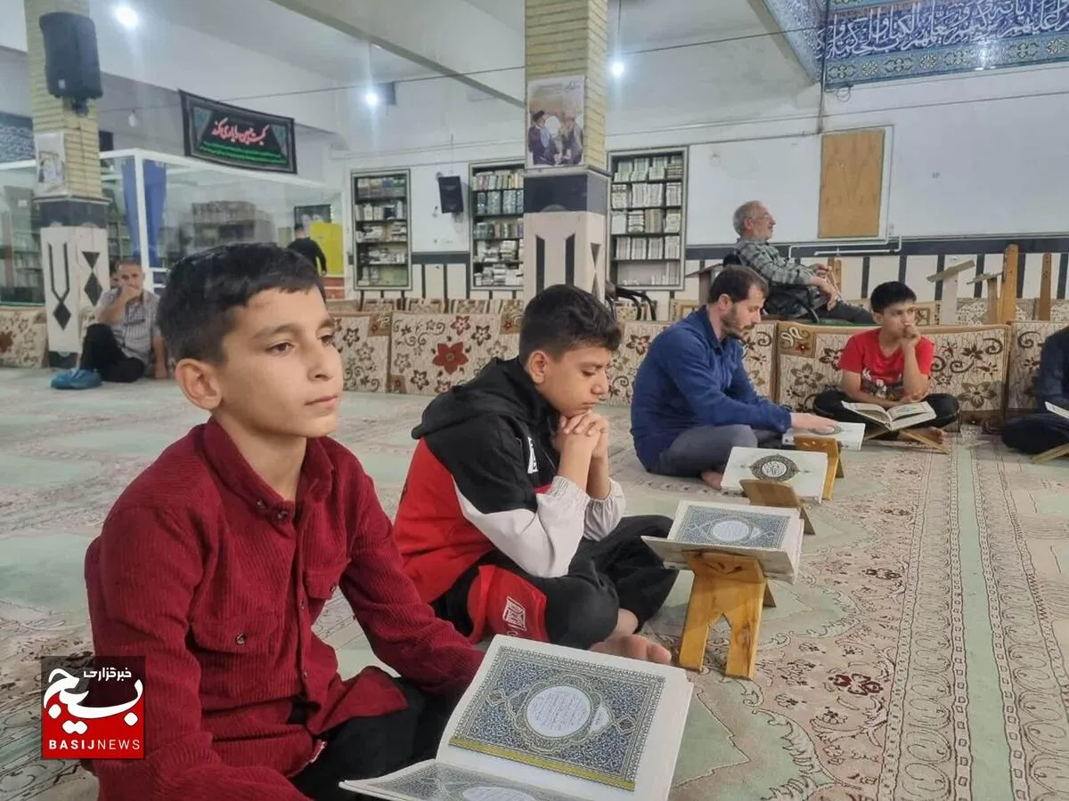 جلسه انس با قرآن کریم با شور و اشتیاق جوانان و نوجوانان در حلقه قرآنی شهر الوند 