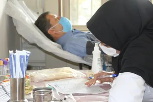 اهدای پلاسمای خون بهبود یافتگان از کرونا به شکرانه سلامتی/ پویش نذر خون توسط بسیجیان جامعه پزشکی