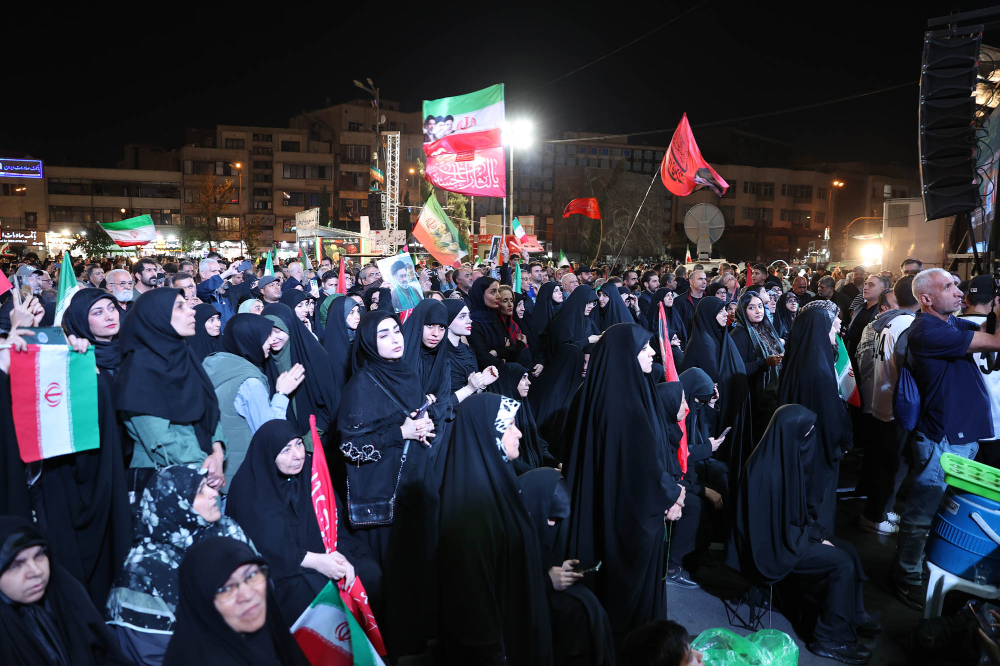 اجتماع بزرگ جامعه ورزش و جوانان «ورزش، جان‌فدای ایران» در میدان انقلاب