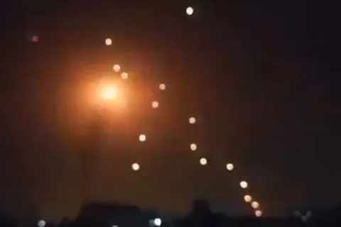 لحظه آغاز حملات موشکی مقاومت به تل‌آویو؛ «یا لثارات قاسم سلیمانی!»