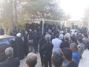 تشییع جنازه مرحومه خدیجه تقی زاده مادر شهید علیرضا غلامی توسط پایوران وبسیجیان گردان۱۱۸ امام حسین(علیه السلام)  ومردم ولایت مدار ودیگر مسئولین در شهرستان اردستان برگزار گردید.