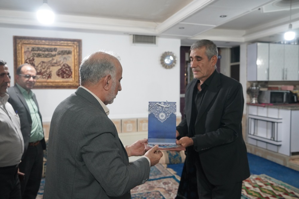 تجلیل مدیرعامل صندوق ذخیره بسیجیان کشور از خانواده شهدا در یاسوج