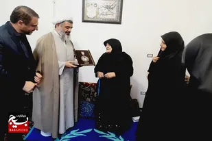 اهداء نشان سرو کنگره ۸ هزار شهید استان همدان به خانواده شهیدان  در صالح&zwnj;آباد