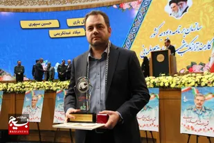 تجلیل از سید میثم موسوی محسنی کارمند برگزیده صنعت نفت در پنجمین جشنواره کارمند تراز مکتب شهید حاج قاسم سلیمانی در محل اجلاس سران باحضور مقامات کشوری و لشکری