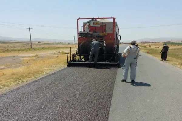اجرای آسفالت حفاظتی نوین برای اولین بار در راه‌های شریانی استان همدان