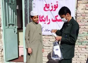 ماسک رایگان به مناسبت دهه فجر در سراوان توزیع شد