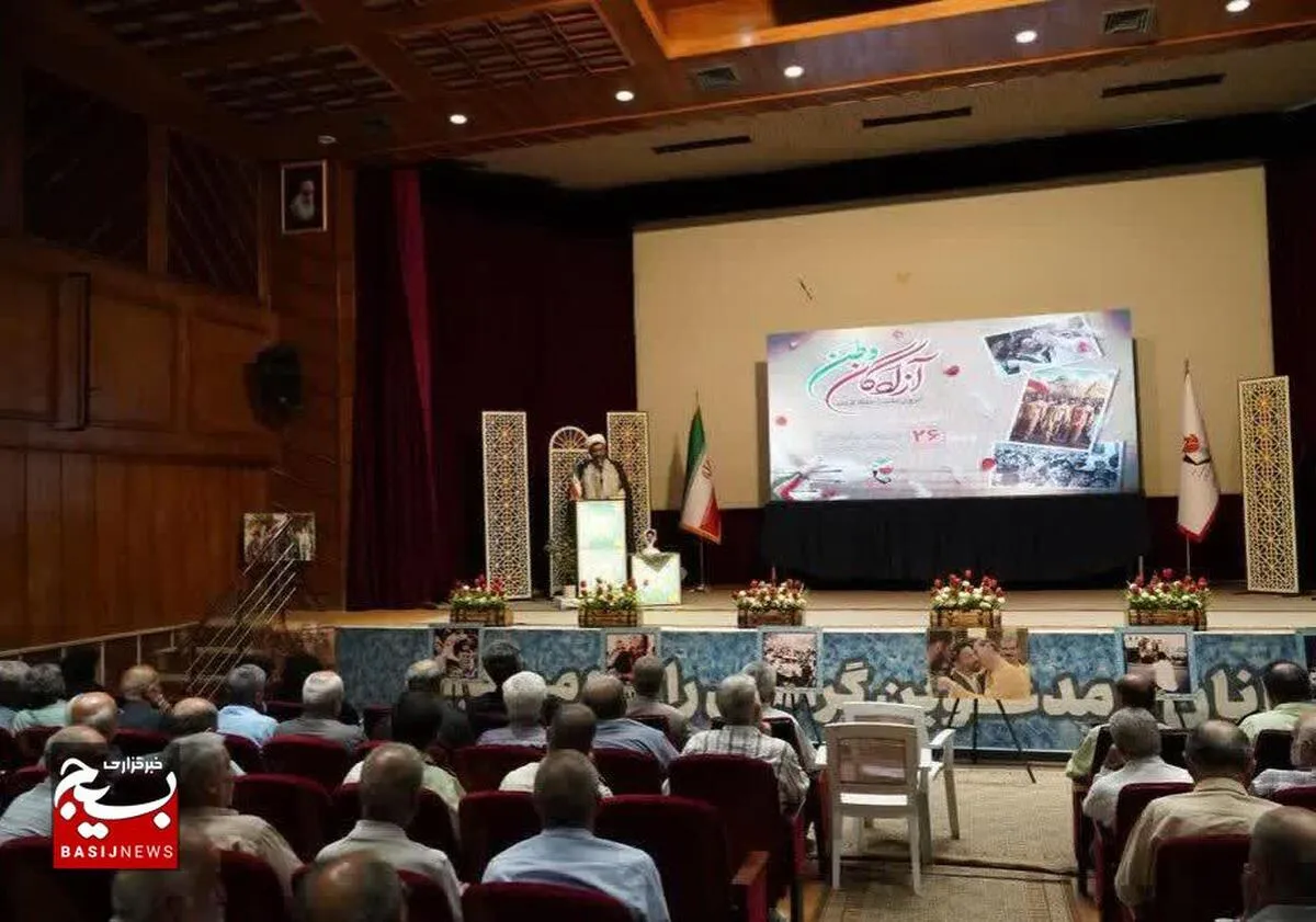 آزادگان در اسارت‌گاه‌های دشمن چراغ هدایت نسل‌ها شدند