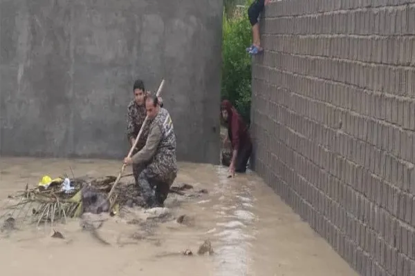 امداد رسانی بسیجیان به روستای سیل زده بورکی بخش خشت و کنارتخته کازرون