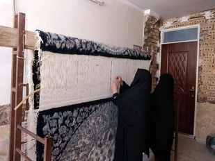 مفروش شدن حرم حضرت زینب کبری (س) با قالی&zwnj;های دست بافت بانوان بسیجی نیشابوری