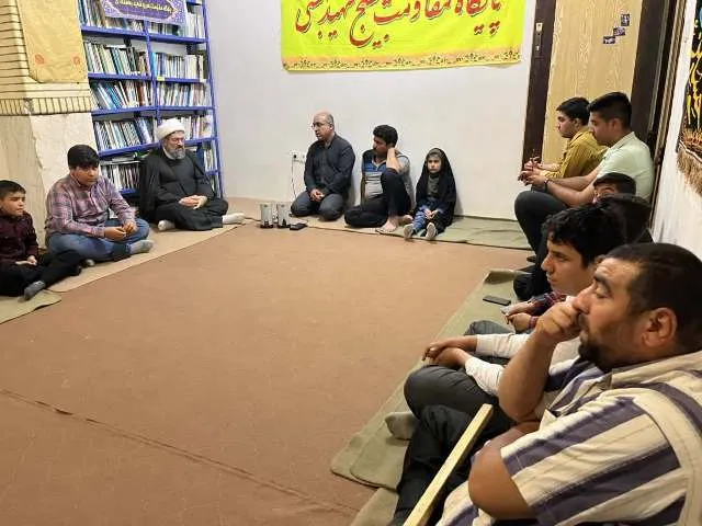 امام جمعه بن در جمع بازیگران نمایش