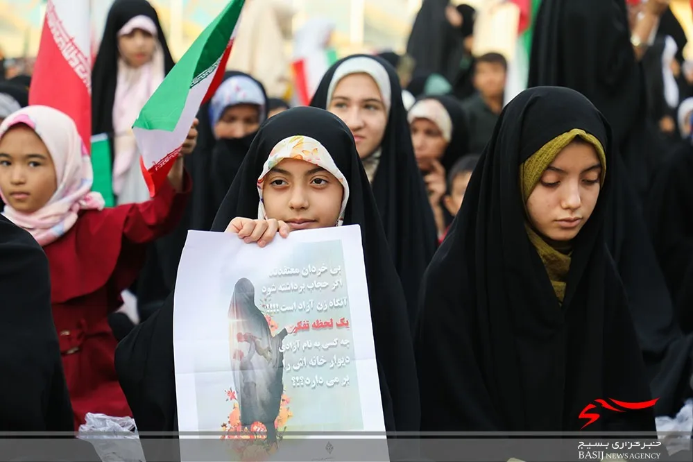 اجتماع عفاف و حجاب با حضور دختران قمی در حرم بانوی کرامت