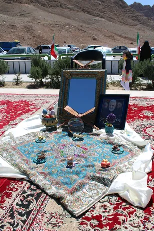 تحویل سال در کنار شهدا به همت بسبجیان پایگاه شهید مطهری