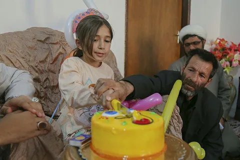 آرزو های بزرگ در دستان کوچک دخترک زلزله زده