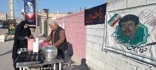 پذیرایی گروه های جهادی از مردم در آیین استقبال از شهدای گمنام در باشت + (تصاویر)