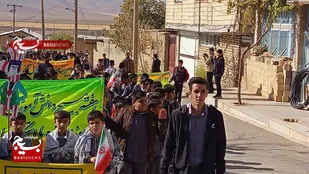 نواختن زنگ مدرسه و فریاد استکبار ستیزی در وردنجان
