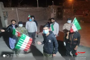 پرچم جمهوری اسلامی و تصاویر مقام معظم رهبری در منطقه ۵ زیبا شهر زاهدان توزیع شد