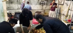 تهیه و توزیع ۱۲۰۰ پرس سحری گرم به همت بسیجیان در شاهرود