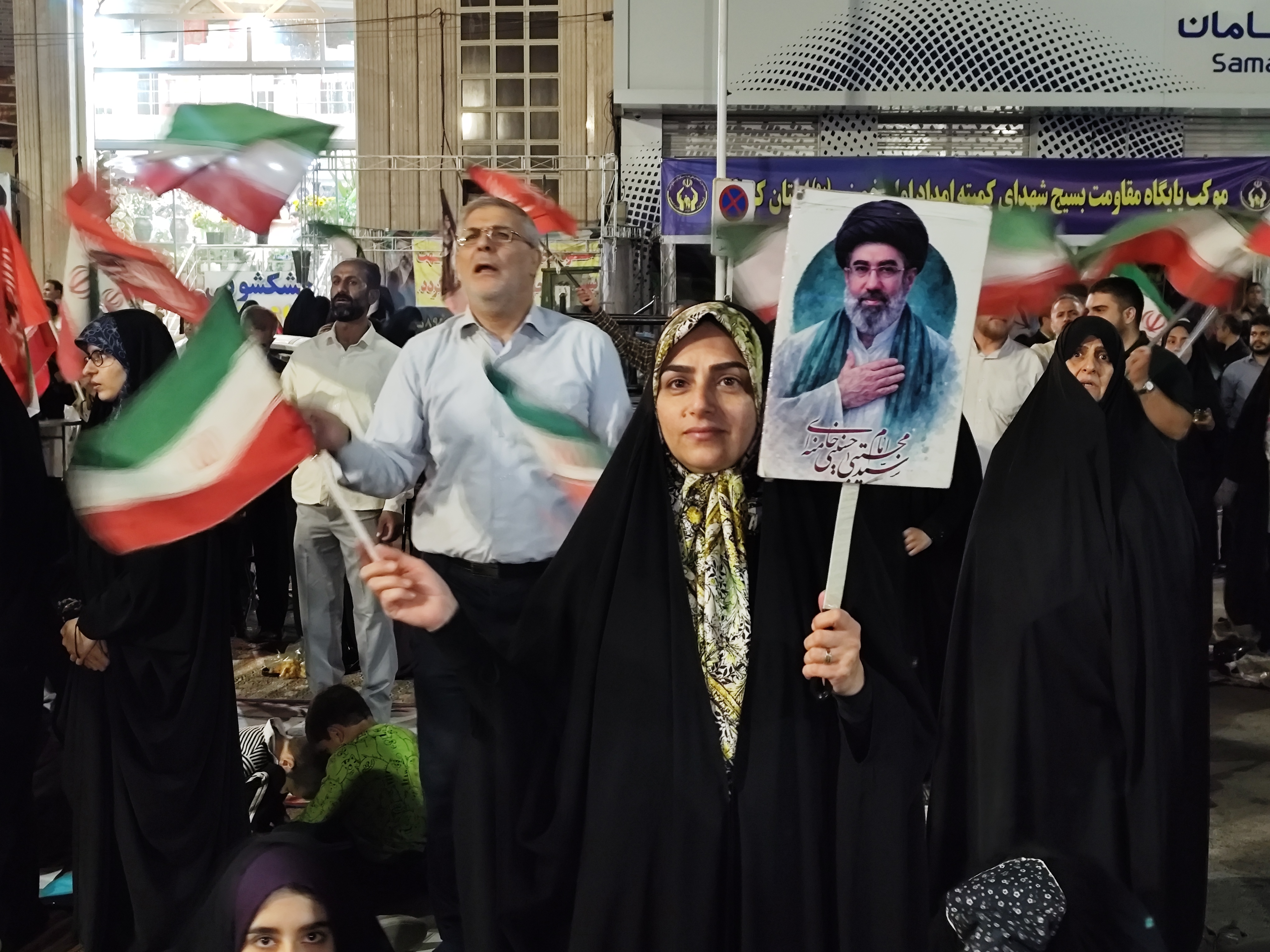 رقص پرچم ایران در میدان کوثر؛ روایت عشق و ایستادگی مردم + تصاویر