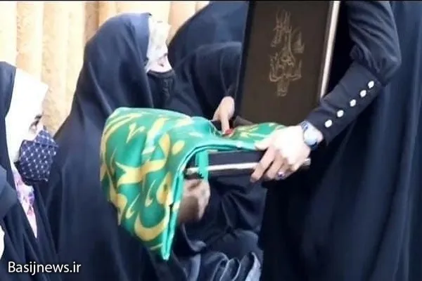 بیرق سبز حرم مطهر حضرت معصومه در بین عزاداران و سوگواران