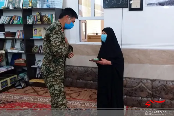 تجلیل از مادر اولین شهید مدافع حرم استان بوشهر