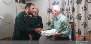 اهدای چفیه متبرک رهبرمعظم انقلاب به خانواده شهید روحانی علیرضا علی جانپور