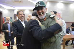 دشمن ما  خیلی بزرگ است؛ اما ملت  ما بزرگ ترند که او را شکست داده اند