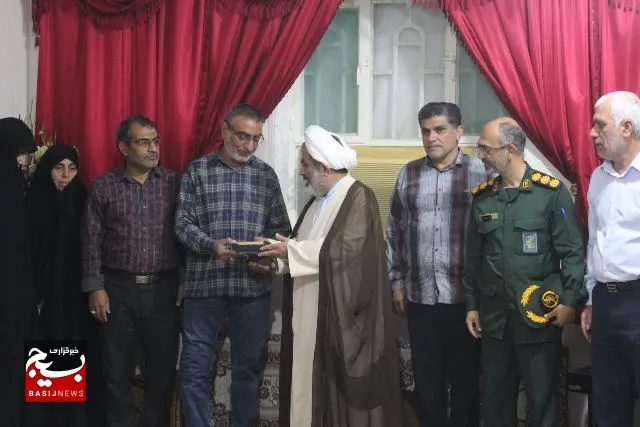 شهیدان و ایثارگران مظهر صلابت این مرزبوم هستند