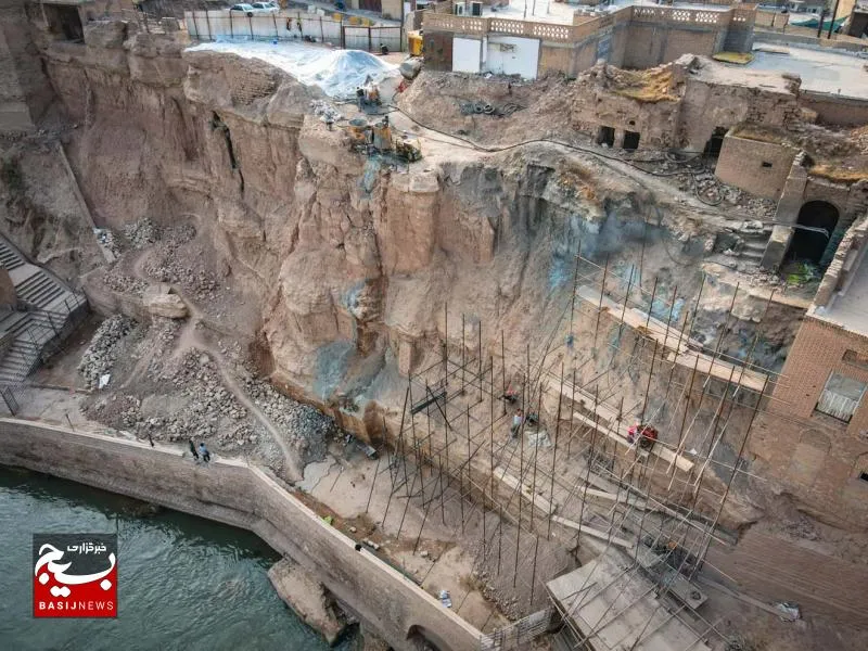 مرمت دیواره‌های در حال ریزش و بحرانی سازه‌های آبی جهانی شوشتر