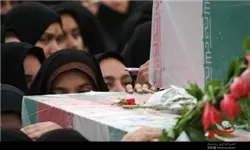 پیکر مادر شهید اجرایی روی دستان مردم جم تشییع شد